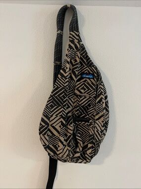 Kavu Black & Tan Geometric Sling Bag
